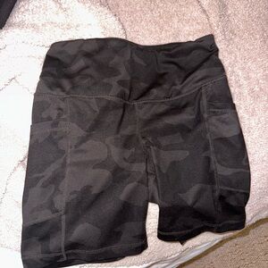 90 degree workout camo biker shorts black align